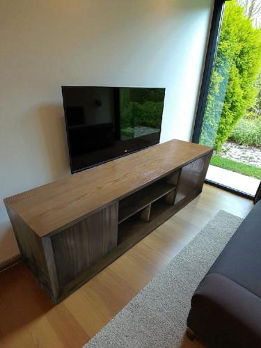 طاوله تلفاز خشب سنديان