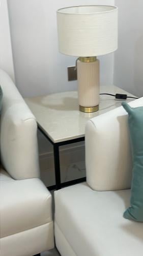 ركنية حديد اسود سطح رخام طبيعي