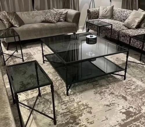 طاوله كنب مرتفع مع 4خدمات حديد