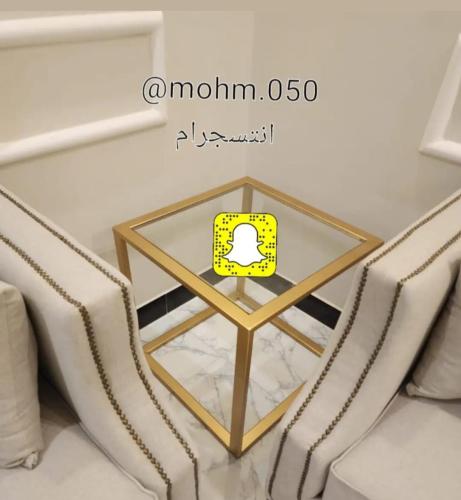 طاوله جانبيه دور واحد قواعد حديد ذهبي