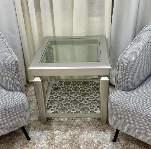 طاولة. جانبيه زاويه خشب نحت لزر مع جزاز شفاف