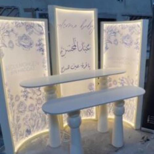 طاولات استقبال مع الكتبه والطباعه حسب الطلب