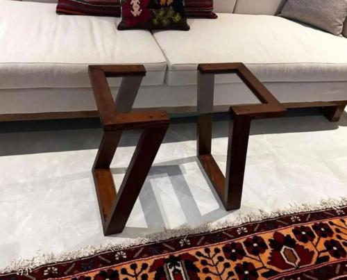 طاوله خشب زان مع جزاز اسود