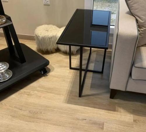 طاوله جانبيه جزاز مع حديد لون اسود