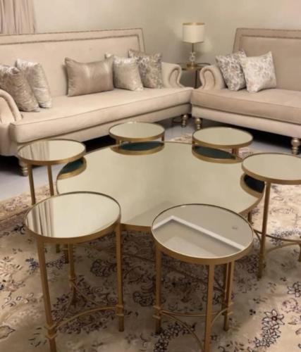 طقم طاولات حديد ذهبي السطحيه مرايا