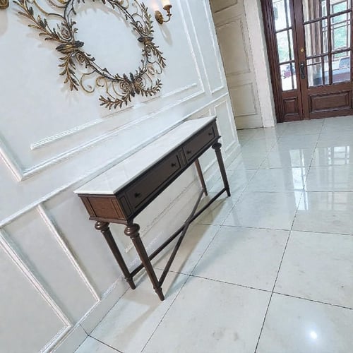 مدخل خشب طبيعي مع أدراج – سطح رخام فاخر