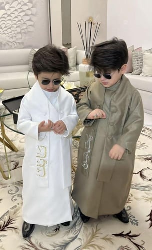 دقلة مع الثوب بالاسم