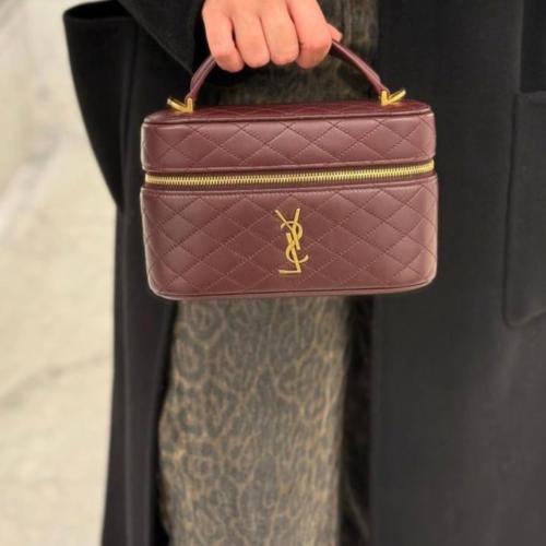 سان لوران عنابي