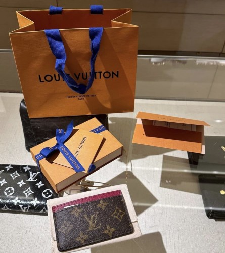 كارد هولدر لوي فيتون