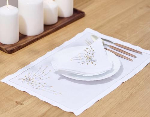 Gold touch placemat and napkin