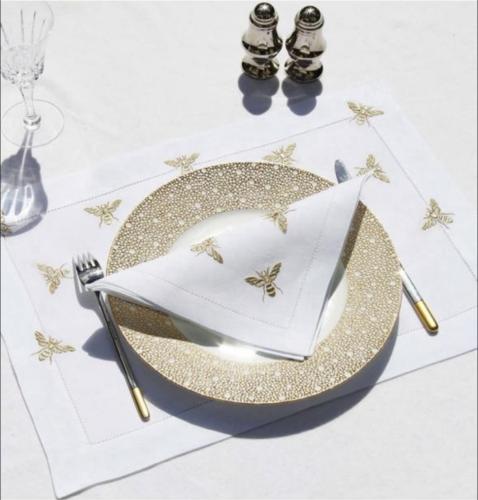 Bee placemat and napkin