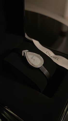 Chanel leather black eye white without accessories