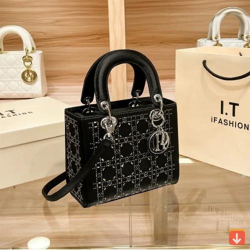 حقيبة يد نسائية