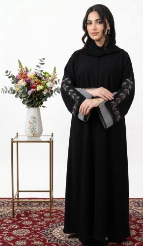 عباية نص كلوش كم مطرز