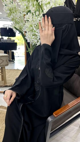 عباية تيجان مطرز لامام واليد