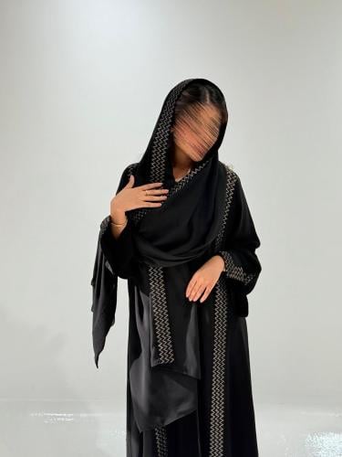 عباية كريب ملكي مطرزة