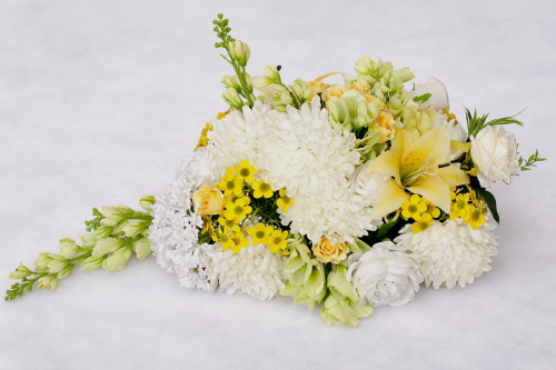 Code 20260301 artificial roses coordinated in olive green, white, and yellow