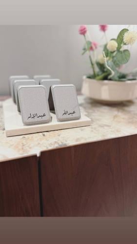 استاند جوال مع حامل بطاقات