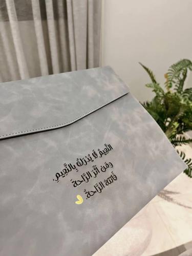 حقيبة جلدية لون رصاصي