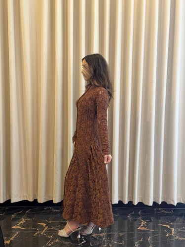 فستان شتوي بياقة عالية و أكمام طويله