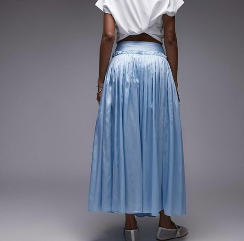 تنورة بلون بيبي بلو