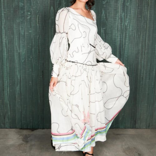 فستان ابيض بفتحة جانبية