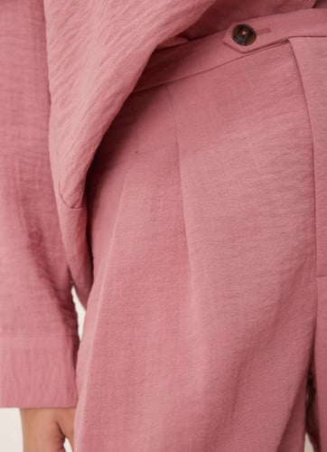 طقم شتوي بلوزة صوف وبنطلون وردي وشال صوف مموج