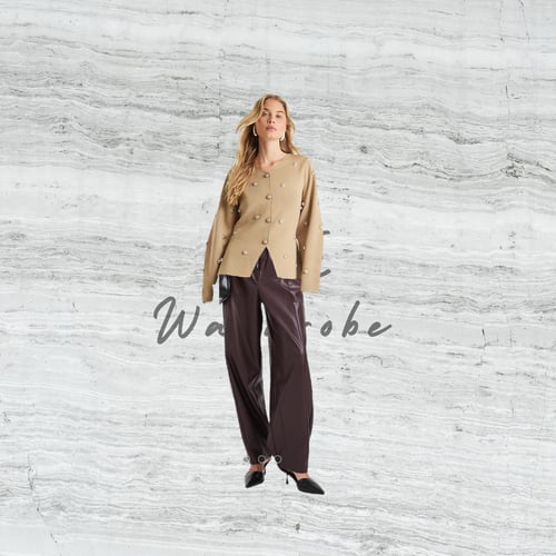 طقم بلوزة صوف بيج بأزرار وبنطلون جلد