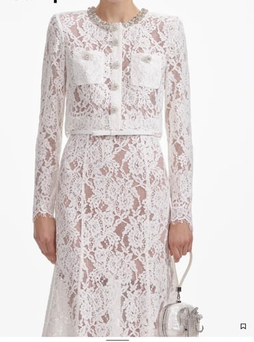 فستان دانتيل ابيض ب شك لامع