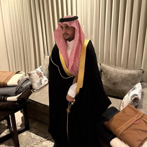 بشت التفصيل الخاص الغاطين الملكي اللون الأسود