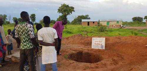 حفر بئر سطحي في دولة البنين بالدلو