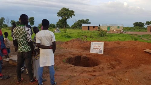 حفر بئر سطحي في دولة البنين بالدلو