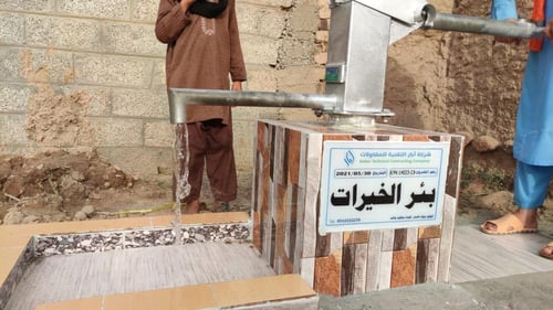 حفر بئر في باكستان بمضخة يدوية