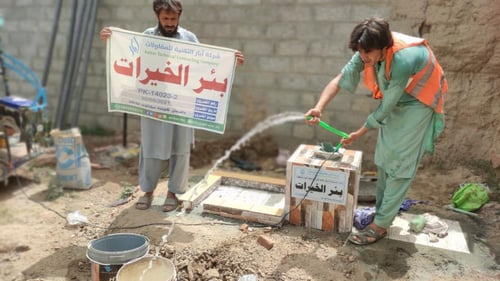 حفر بئر في باكستان بمضخة يدوية