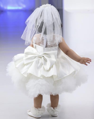 فستان ابيض منفوش