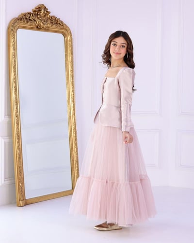 فستان لحمي لسن المحير طويل