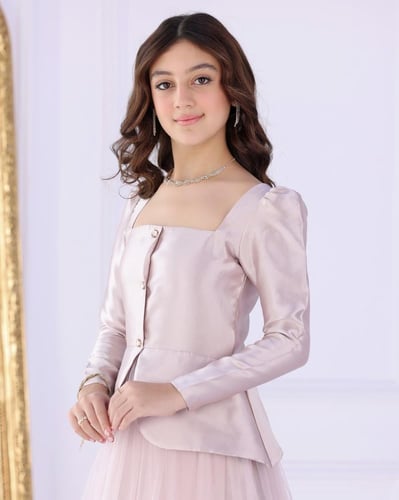 فستان لحمي لسن المحير طويل