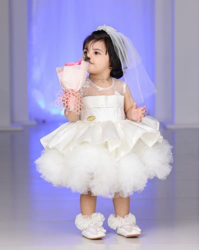 فستان ابيض منفوش