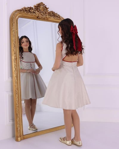 فستان السن المحير بللون بيج وعودي