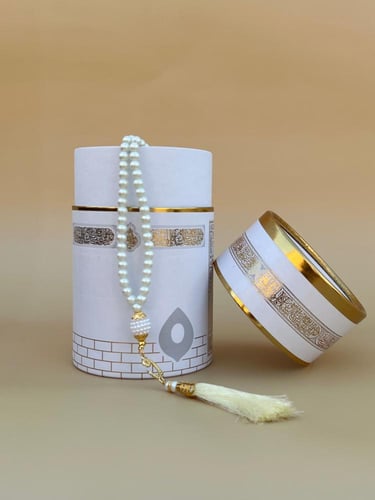 سجادة صلاة مع سبحة