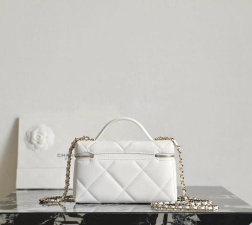VANITY WITH CHAIN