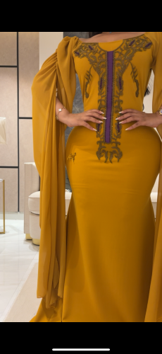 فستان سترتش كريب بتطريز موف وذهبي بأكمام شيفون طوي...