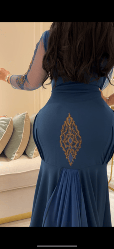 فستان سترتش كريب بتطريز ذهبي بأكمام شيفون طويلة