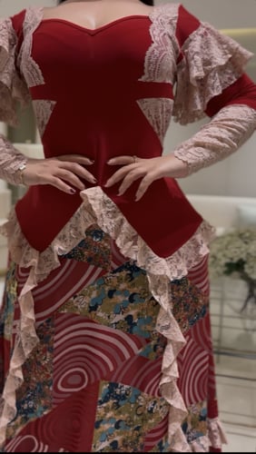 فستان صدر سترتش مع شيفون مبطن ودانتيل