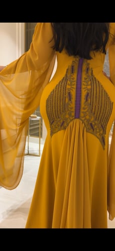 فستان سترتش كريب بتطريز موف وذهبي بأكمام شيفون طوي...