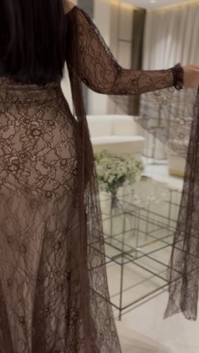 فستان دانتيل بني البطانه سترتش كرستال