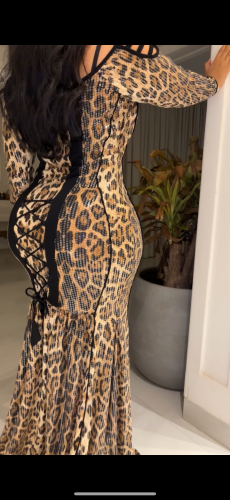 فستان تايقر سترتش بربطات من الخلف