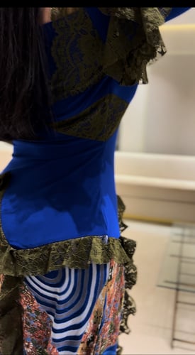 فستان صدر سترتش مع شيفون مبطن ودانتيل