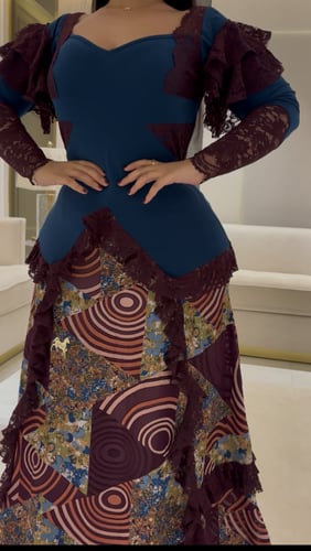 فستان صدر سترتش مع شيفون مبطن ودانتيل