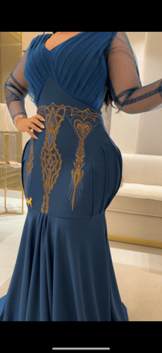 فستان سترتش كريب بتطريز ذهبي بأكمام شيفون طويلة